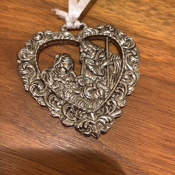 Silver heart nativity scene ornament - Picture 4 of 5